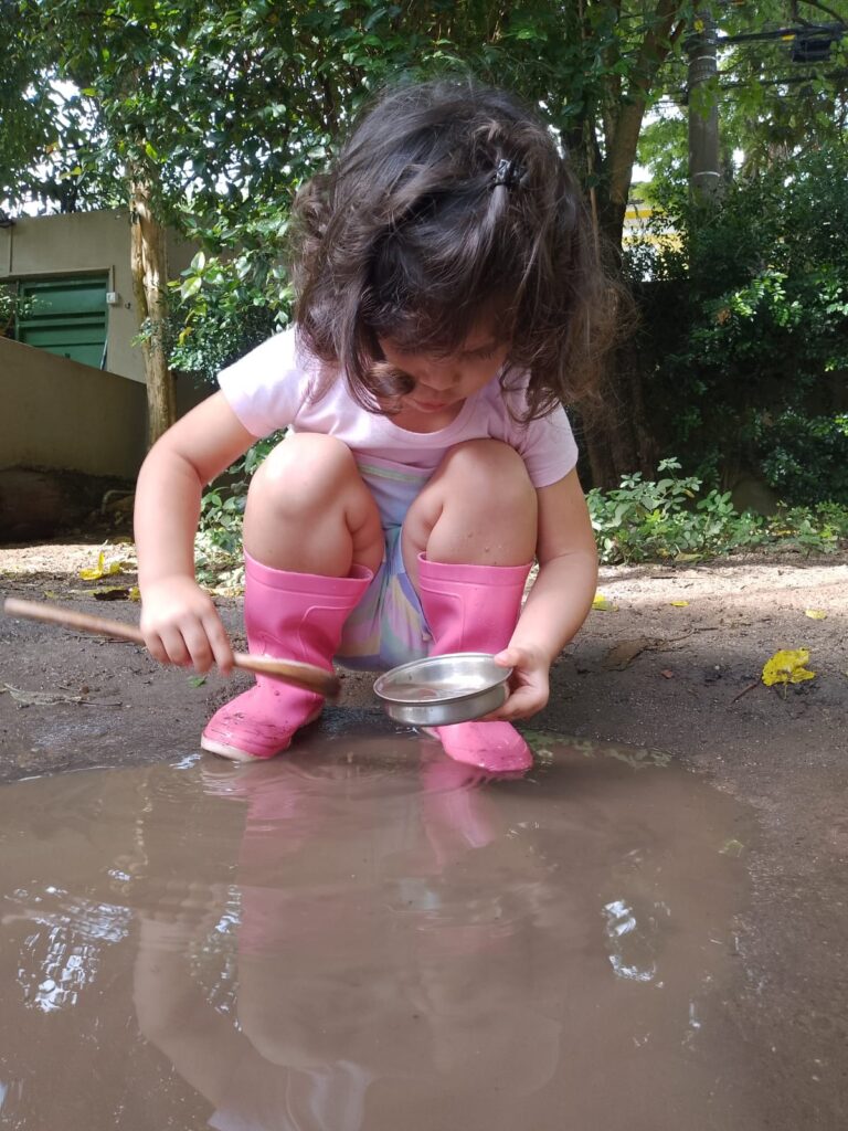 Crianças em Atividade Pedagógica no Berçário Antroposófico Abraço